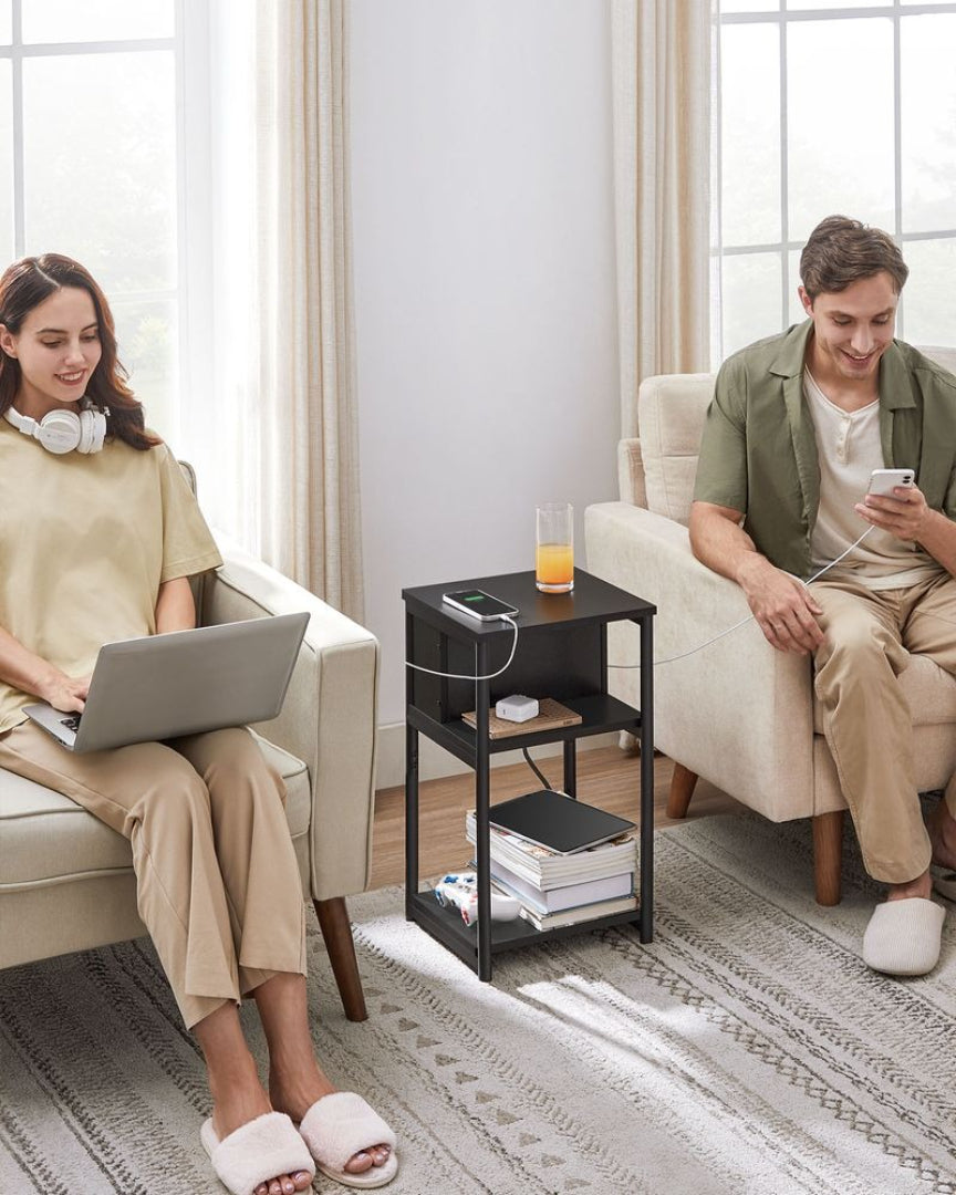 Stolik boczny z gniazdkiem i USB – kompaktowy stolik pomocniczy z 3 półkami – stabilna metalowa konstrukcja – 30 × 34 × 58 cm